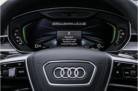 Der Fahrer wird im Kombi-Instrument über alles informiert