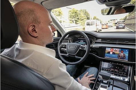 Der Staupilot erlaubt auch das TV-Schauen während er aktiv ist