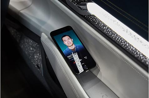 Skoda Vision E - zur Bedienung gibt es iPhones in den Türen