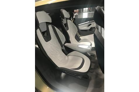 Skoda Vision E - bequeme Loungemöbel vorn