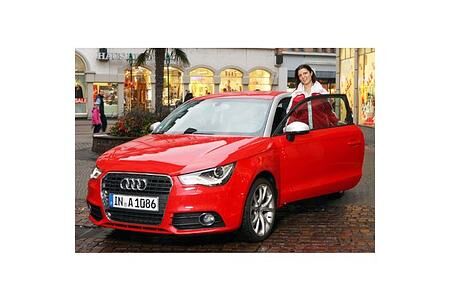 DTM-Pilotin Legge unterwegs im kompakten Audi A1 zur Einkaufstour