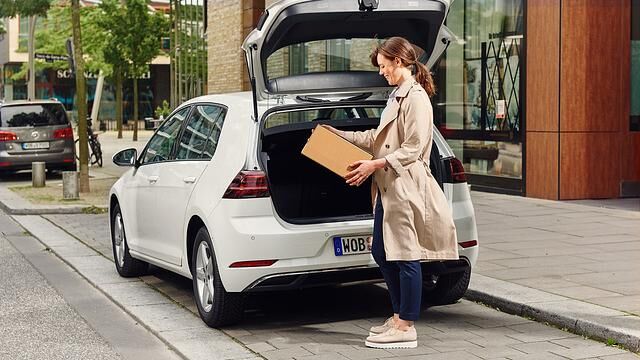 Künftig werden VW-Besitzer Pakete aus dem Kofferraum ihres Autos abholen können