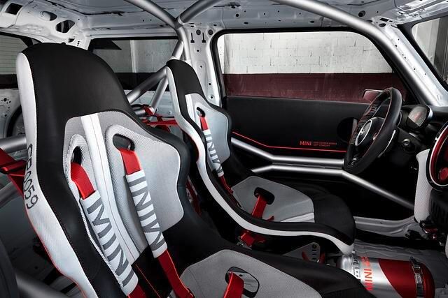 Der Innenraum ist Rennsport-optimiert