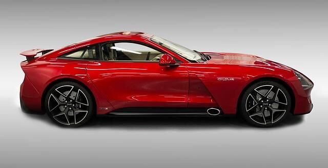 Lange Schnauze, weit nach hinten versetzte Fahrgastzelle: Der TVR kommt mit klassischer Sportcoupé-Silhouette daher