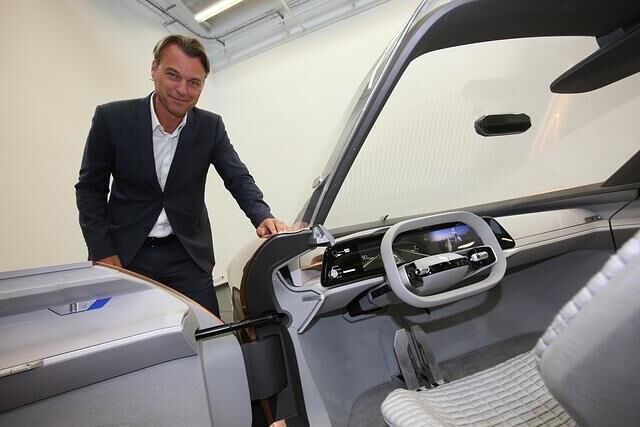 Das Designteam um Renaults Chefgestalter Laurens van den Acker will mit dem Konzept die neue Rolle des Innenraums in Zeiten automatisierten Fahrens aufzeigen
