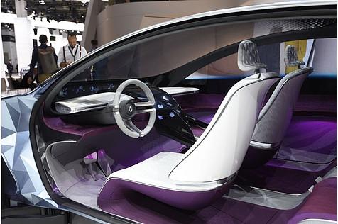 Das Interieur wird von einer \"Surfboard\" genannten scheinbar frei im Raum schwebenden Instrumententafel dominiert
