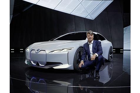 BMW Chef Harald Krüger vor der i Vision Dynamics