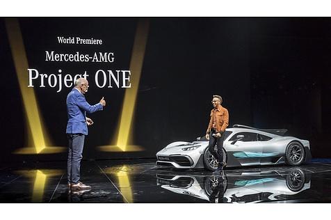 Dieter Zetsche mit Lewis Hamilton auf der IAA 2017