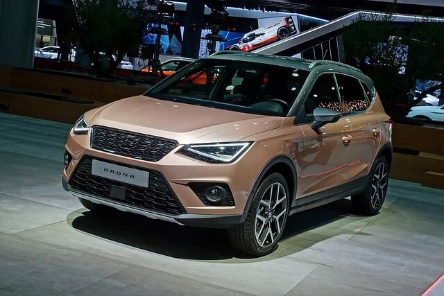 Mit 4,14 Metern Länge ist der Seat Arona (ab 16.000 Euro) der kleinste der drei Brüder und gewissermaßen der schnieke gekleidete Dressman