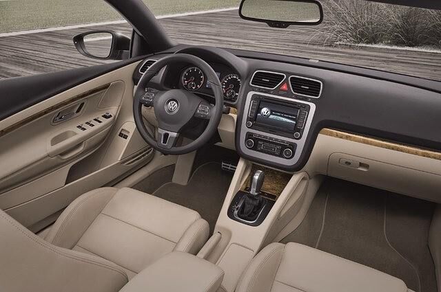 Der Innenraum ist typisch VW