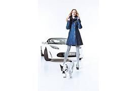 Tesla Roadster als heißes Modeaccessoire bei der Berlin Fashion Week