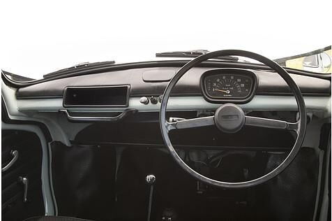 Der spartanische Innenraum des Subaru 360