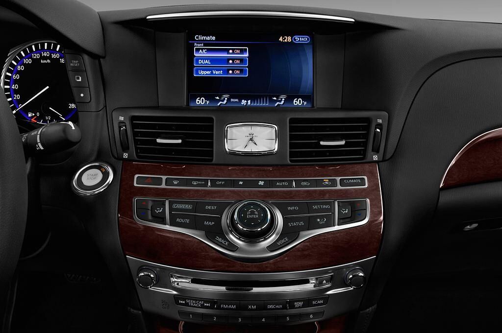 Infiniti Q70 (Baujahr 2016) Premium 4 Türen Temperatur und Klimaanlage