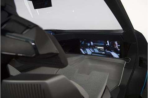 Peugeot Instinct Concept - Bildschirme für Unterhaltung während der Fahrt