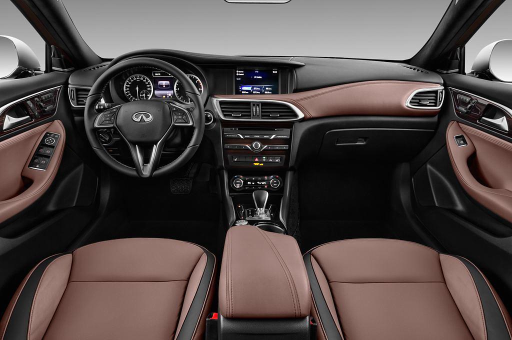 Infiniti QX30 (Baujahr 2016) Premium Tech 5 Türen Cockpit und Innenraum