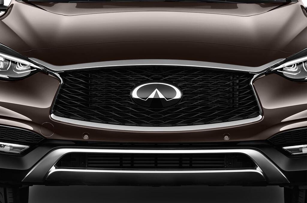 Infiniti QX30 (Baujahr 2016) Premium Tech 5 Türen Kühlergrill und Scheinwerfer