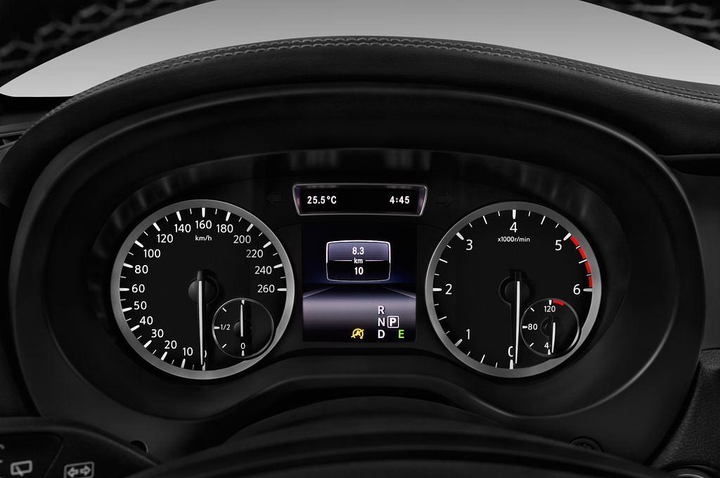Infiniti QX30 (Baujahr 2016) Premium Tech 5 Türen Tacho und Fahrerinstrumente