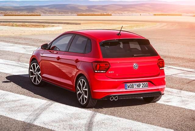 Unter anderem dank einer Fahrwerkstieferlegung um 1,5 Zentimeter und Seitenschwellerverbreiterungen wirkt der GTI stämmiger als der Standard-Polo
