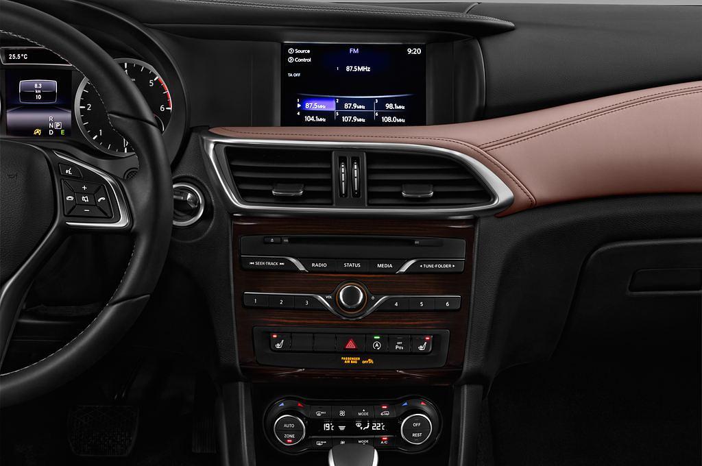 Infiniti QX30 (Baujahr 2016) Premium Tech 5 Türen Mittelkonsole