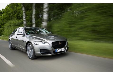 Nach 6,5 Sekunden erreicht der Jaguar XF 25d AWD Landstraßentempo