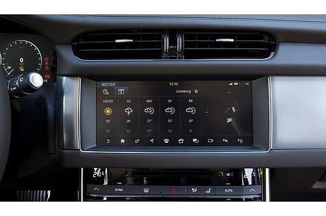 Der 10,2 Zoll Touchscreen ist das zentrale Eingabemittel