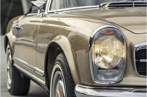 Mercedes 280 SL Pagode W 113 - die Frontleuchten sind mehr als überdimensioniert