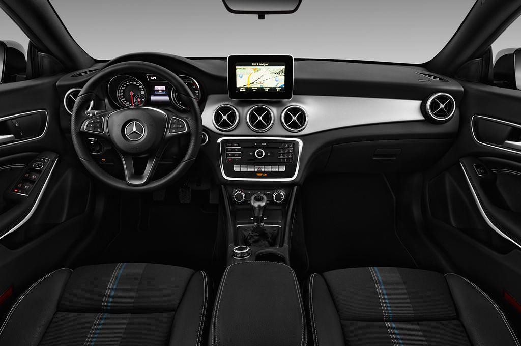 Mercedes CLA Shooting Brake (Baujahr 2017) Urban 5 Türen Cockpit und Innenraum