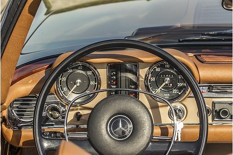 Mercedes 280 SL Pagode - das Cockpit ist eine echte Schau