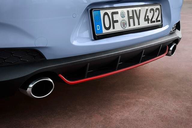 Der Hyundai i30 N sprotzt und böllert echt rennsportmäßig beim Gasgeben