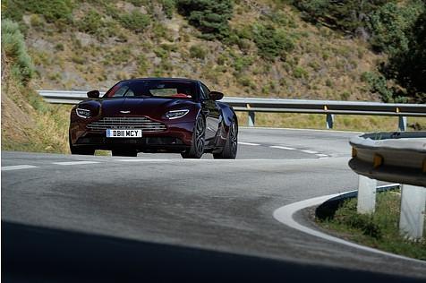 Im Fahrmodus \"Sport Plus\" agiert der Aston Martin DB11 V8 straff und unharmonisch
