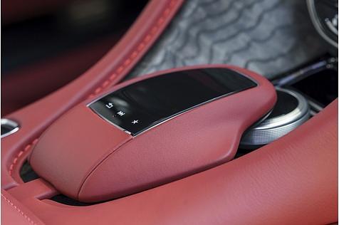 Das Mercedes\\\' Comand-System ist im Aston Martin DB11 V8 unverkennbar