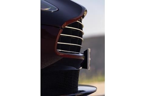 Lippenspiel: Aston Martin DB11 V8