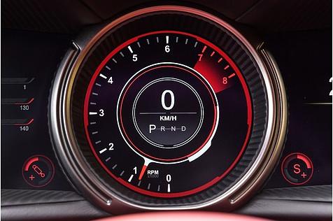 Alarmstufe Rot: Im Fahrmodus \"Sport Plus\" verändert sich die Anmutung der Bordinstrumente
