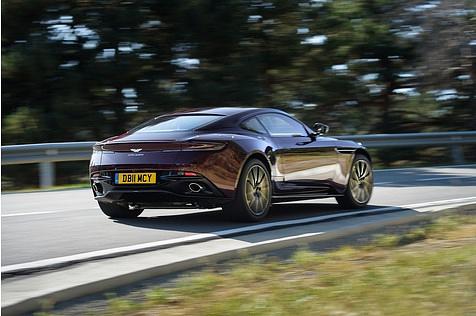 Der Aston Martin DB11 V8 erreicht nach vier Sekunden Landstraßentempo