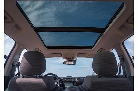 Der Citroen C3 Aircross wird auf Wunsch mit einem Panoramadach geliefert