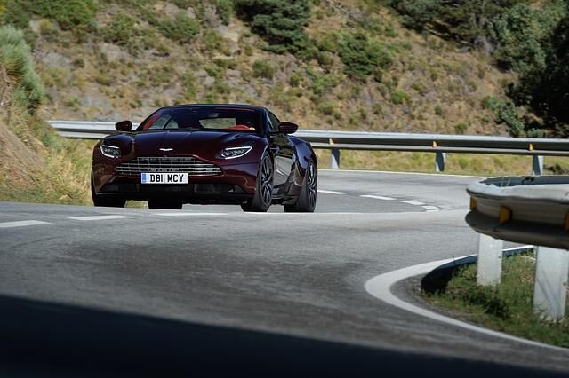 Der DB11 V8 ist etwas direkter als sein großer V12-Bruder, die Lenkung einen Tick straffer, der Fahrer ein bisschen mehr mittendrin als nur dabei