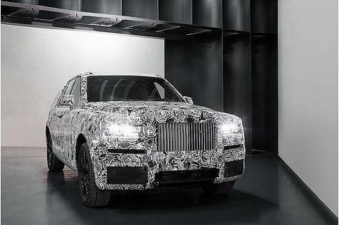 Der Cullinan hat einen Fahrkomfort, wie eine Limousine aufgrund seiner sehr weichen Federung. Dazu hat das Auto eine sehr gute Traktion und Geländegängigkeit, ohne eine Vielzahl von Sperren und Untersetzungen. Das erreichen wir mit einer neuen Hinterachse, die die Weiterentwicklung eines bekannten Prinzips ist.