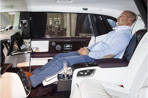 Business Class Feeling im Fond - wow!!! (Und auf dem Monitor läuft \"Goldfinger\")