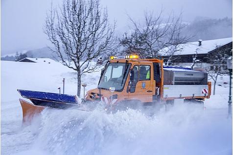 Unimog Schneepflug im Winter