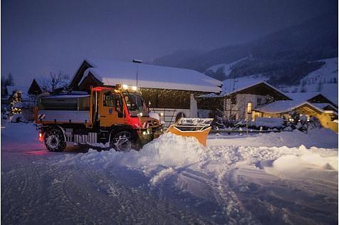 Unimog Schneepflug im Winter