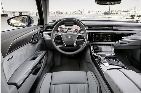 Das Audi-Cockpit mit den beiden Touchscreens