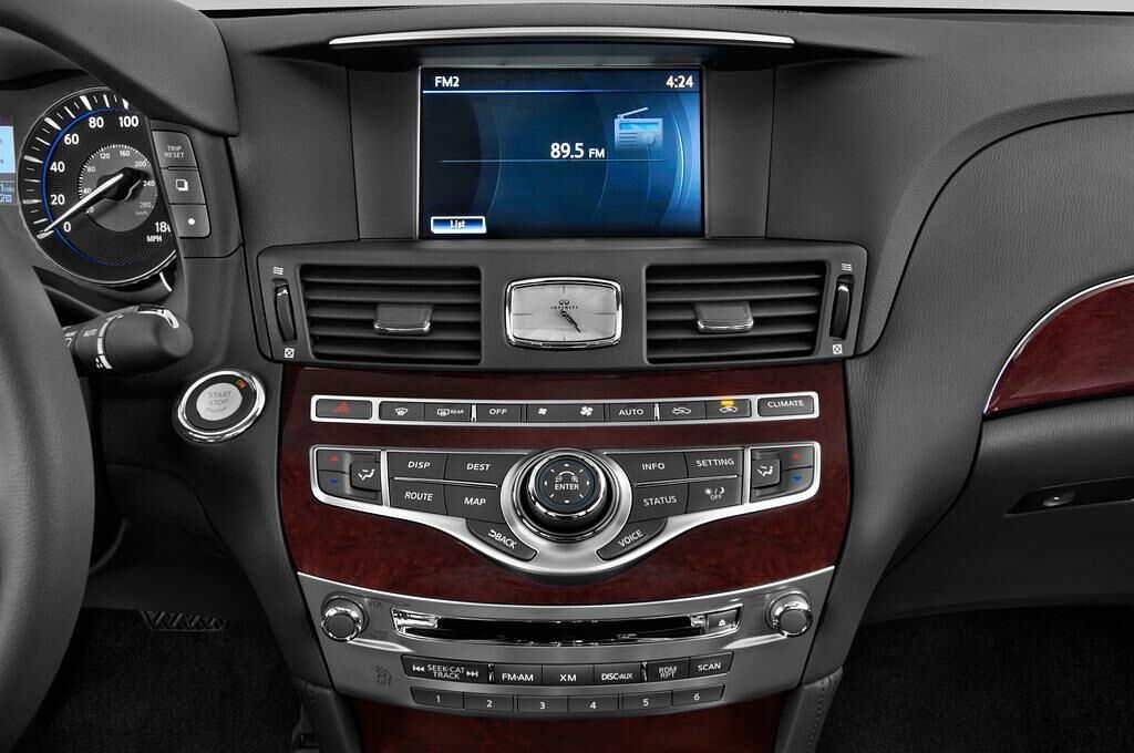 Infiniti Q70 (Baujahr 2015) 3.7 V6 7At 4 Türen Radio und Infotainmentsystem