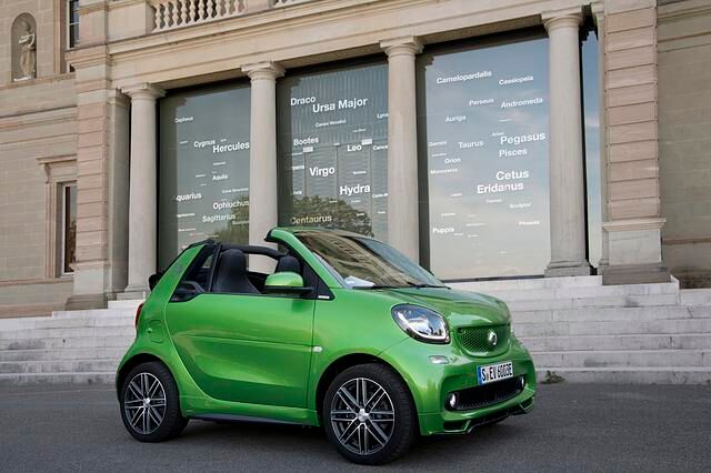 Der offene Smart kommt so flott und nahezu lautlos aus den Startlöchern, dass auf unserer Genfer Stadttour manch Radfahrer überrascht aufschreckte