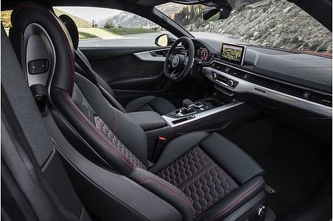 Innen im Audi RS 5 Coupe herrscht gediegenes Schwarz vor