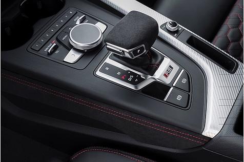 Der Audi RS 5 Coupe kommt mit eine achtstufigen Automatik