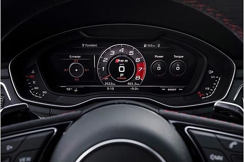 Das Kombielement im Audi RS 5 Coupe zeigt unter anderem auch das aktuelle Drehmoment und den G-Wert an