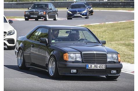 Mercedes 300 CE 6.0 AMG - fühlt sich auch auf der Nordschleife des Nürburgrings wohl