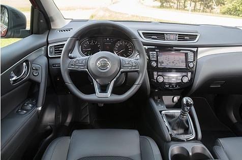 Das Cockpit ist mit wertigeren Materialien ausgestattet