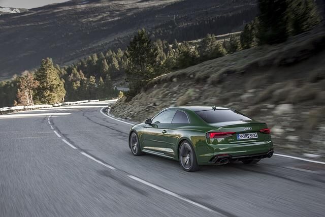 Besonders in der neuen RS 5-Exklusivfarbe „Sonoma Green“ ist das Sportcoupé ein Hingucker