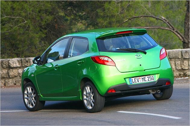 ... und Dachheckspoiler lässt den Mazda 2 noch etwas dynamischer wirken